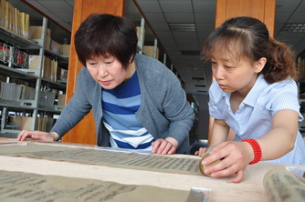 12佛教文献修复专家胡玉清导师（左）与山西省图书馆古籍修复人员.jpg