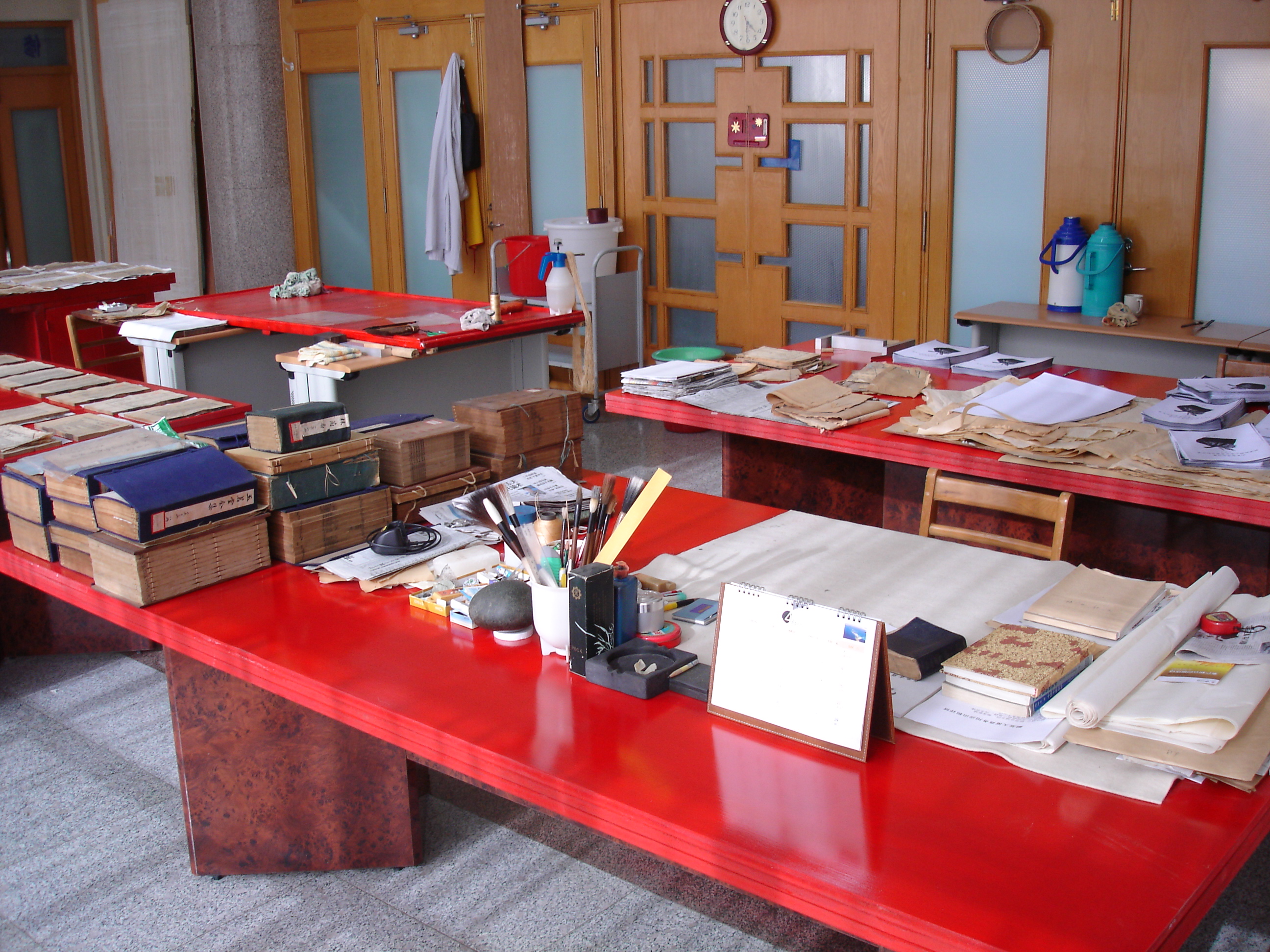 16、山东省图书馆修复室内景.JPG